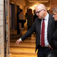 Asistentes a la Ceremonia de los Premios AICE 2025 contemplando la exposición.