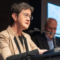 Representante de la Basílica Sagrada Familia en su discurso por la entrega del Premio AICE 2025 a la Accesibilidad.