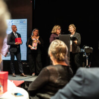 Sue Archbold, coordinadora de CIICA, dando su discurso al entregarle el Premio AICE 2025.