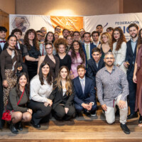 Grupo de jóvenes implantados cocleares.