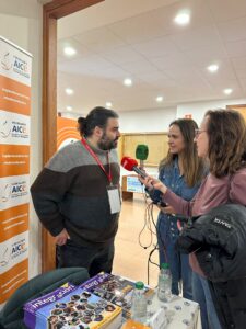 Carlos Sáez contestando a las preguntas de los medios de comunicación