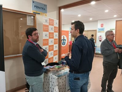 Profesor de la USAL conversa con Javier Granero en nuestro stand