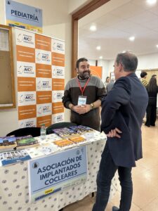 Enrique Saldaña, catedrático de la USAL conversando con Carlos Sáez en nuestro stand