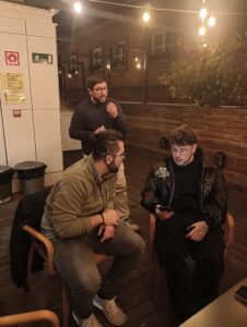Jóvenes usuarios de implante coclear prueban las FM para su posterior utilización