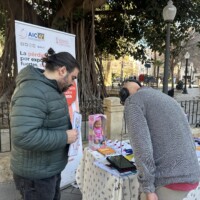 Prueba auditiva en la mesa informativa de Alicante