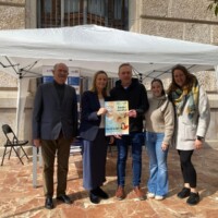 Mesa informativa en la Plaza del Ayuntamiento de Valencia con Francisco Javier Copoví Carrión, Director General de Personas con Discapacidad en el Ayuntamiento de Valencia