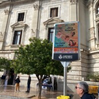 El cartel del Día del Implante Coclear lució en la plaza del Ayuntamiento de Valencia