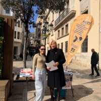 Mesa informativa en Castellón con una representante política