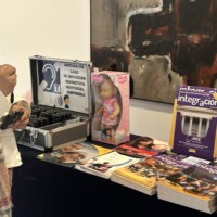Las emisoras FM junto a la revista Integración y la muñeca usuaria de Implante Coclear
