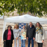 Mesa informativa en la Plaza del Ayuntamiento de Valencia con representantes políticos