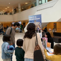 Mesa informativa en el hospital La Fe (Valencia)