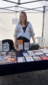 Nuestra voluntaria en la mesa de nuestro stand