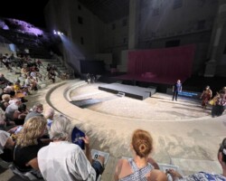 Instants abans de començar la representació de l'obra teatral «El Narciso en su opinión»